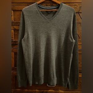 Banana Republic Men’s V-Neck 100% Merino Wool Sweater size L in Charcoal Gray